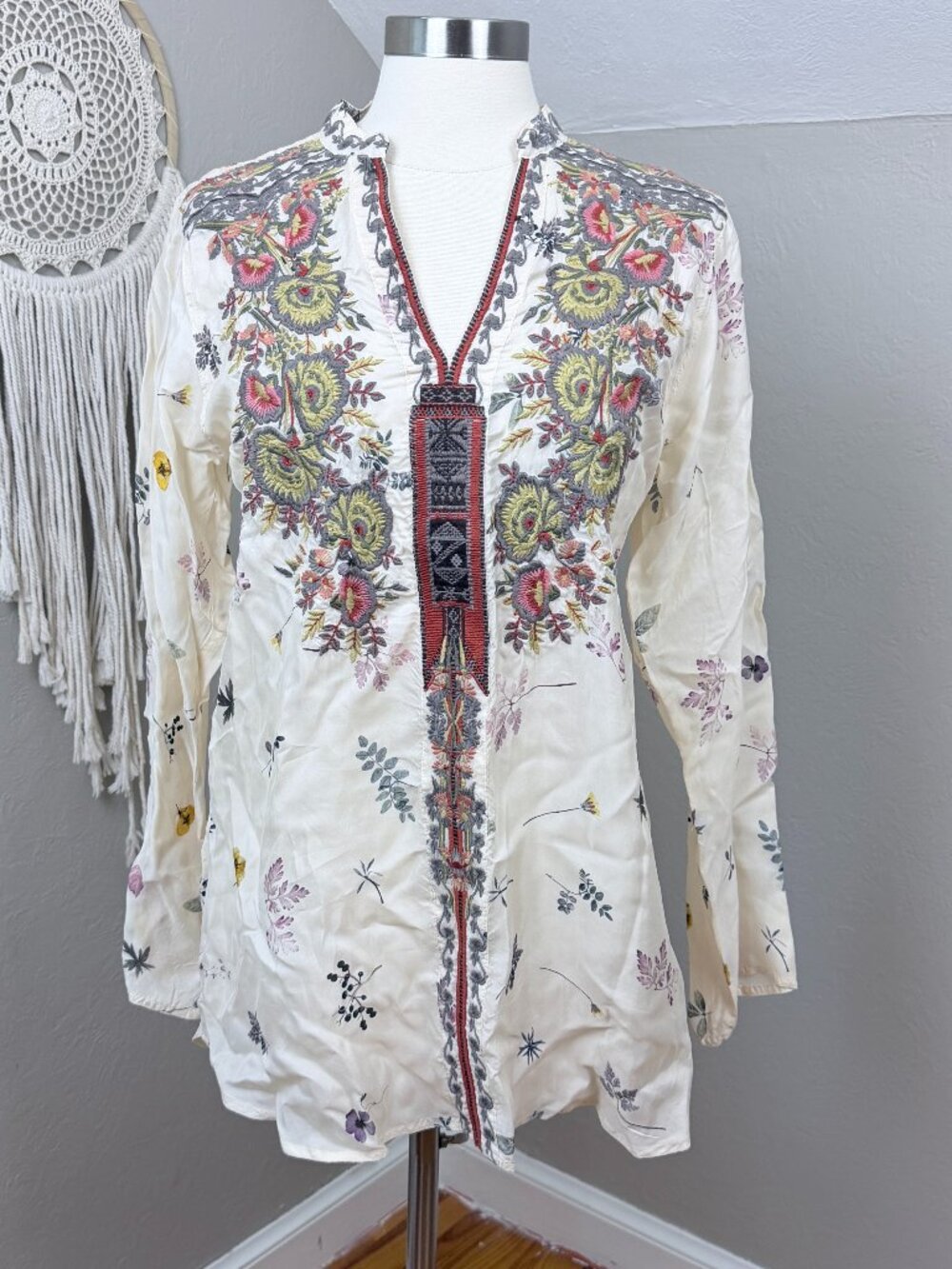 Johnny Was Embroidered Boho Tunic Top Cream Floral V-Neck Medium